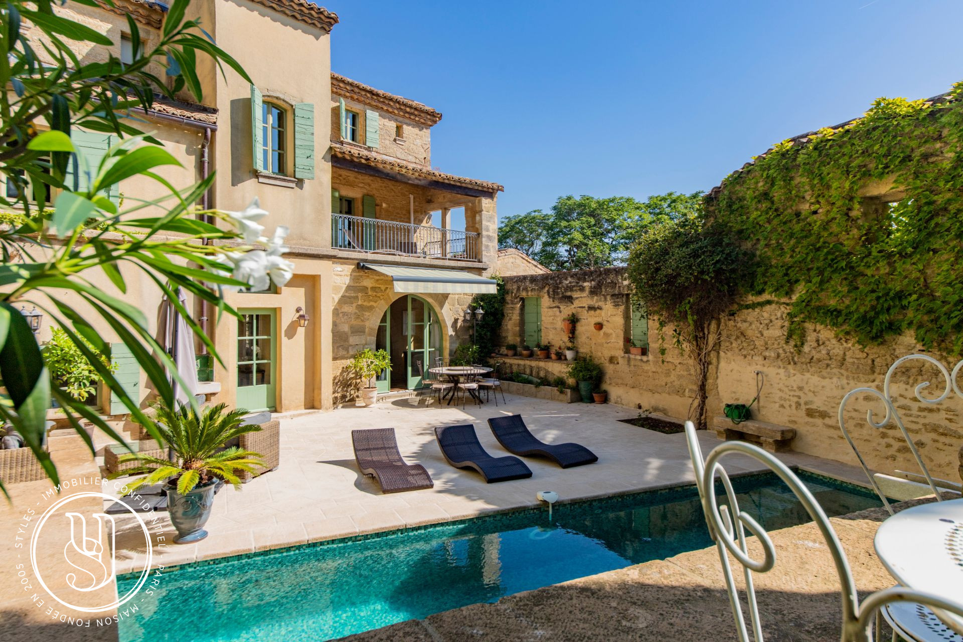 Uzès - proche, dans un village prisé, une superbe maison de caractère - image 3