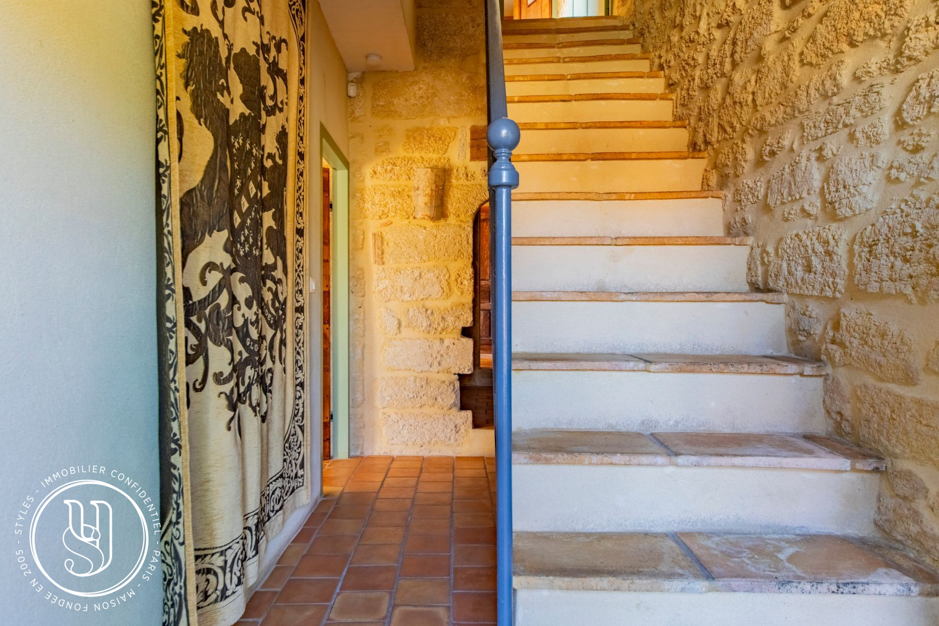 Uzès - proche, dans un village prisé, une superbe maison de caractère - image 5