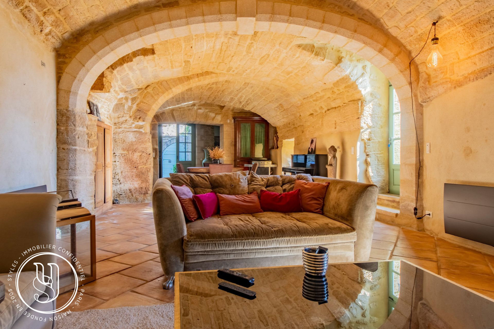 Uzès - proche, dans un village prisé, une superbe maison de caractère - image 4