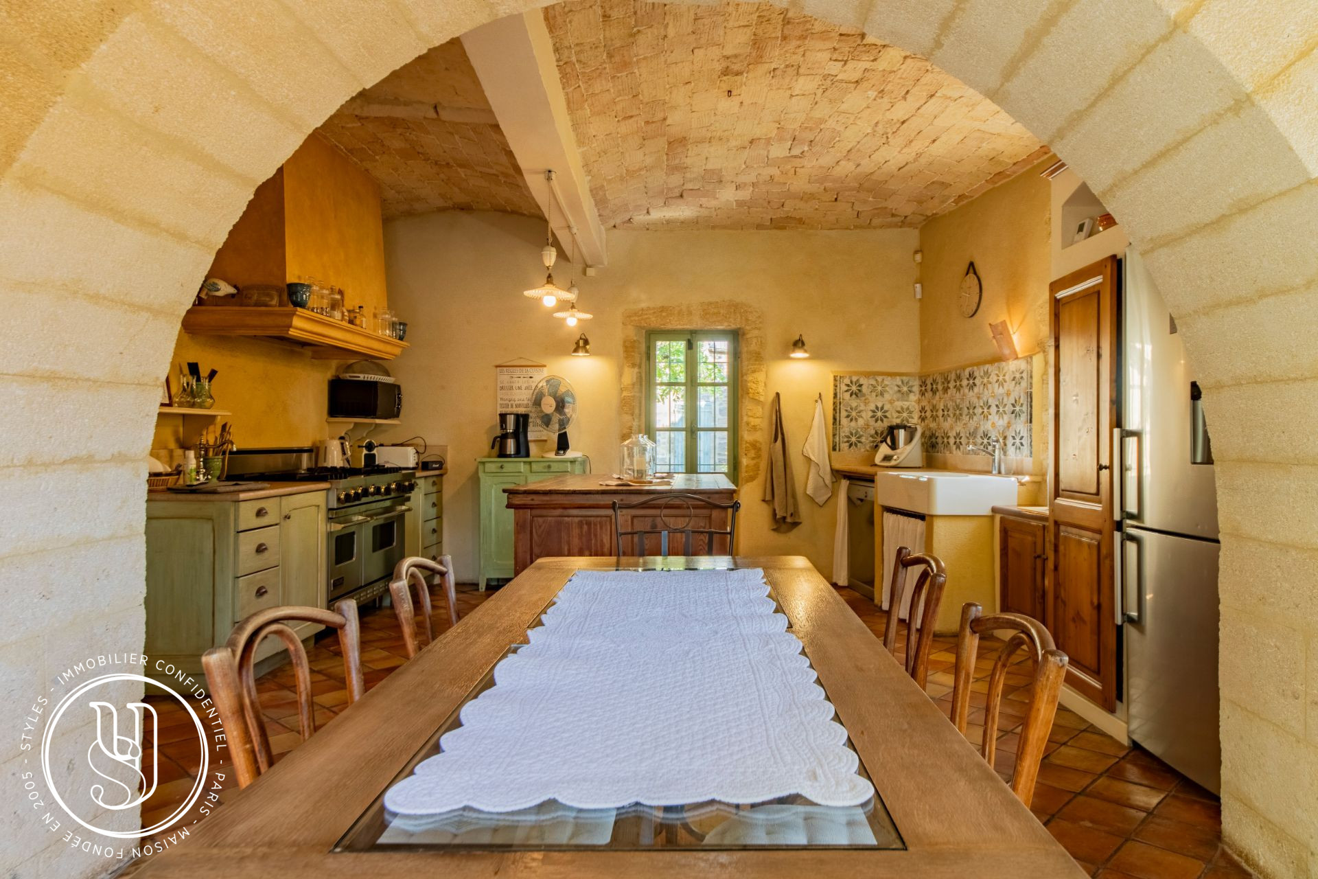 Uzès - proche, dans un village prisé, une superbe maison de caractère - image 9