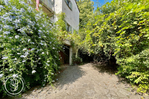 Uzès - center, a house to renovate for a tailor-made project - image 1