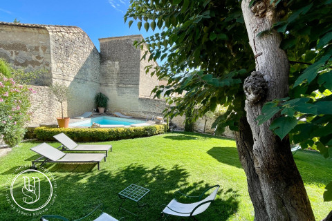 Uzès - center, a charming family home with garden, pool, garage. - image 1