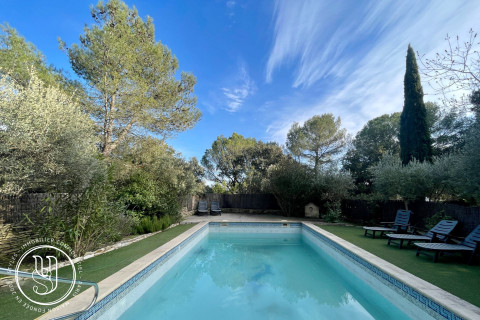 Uzès - in a leafy neighborhood - image 1