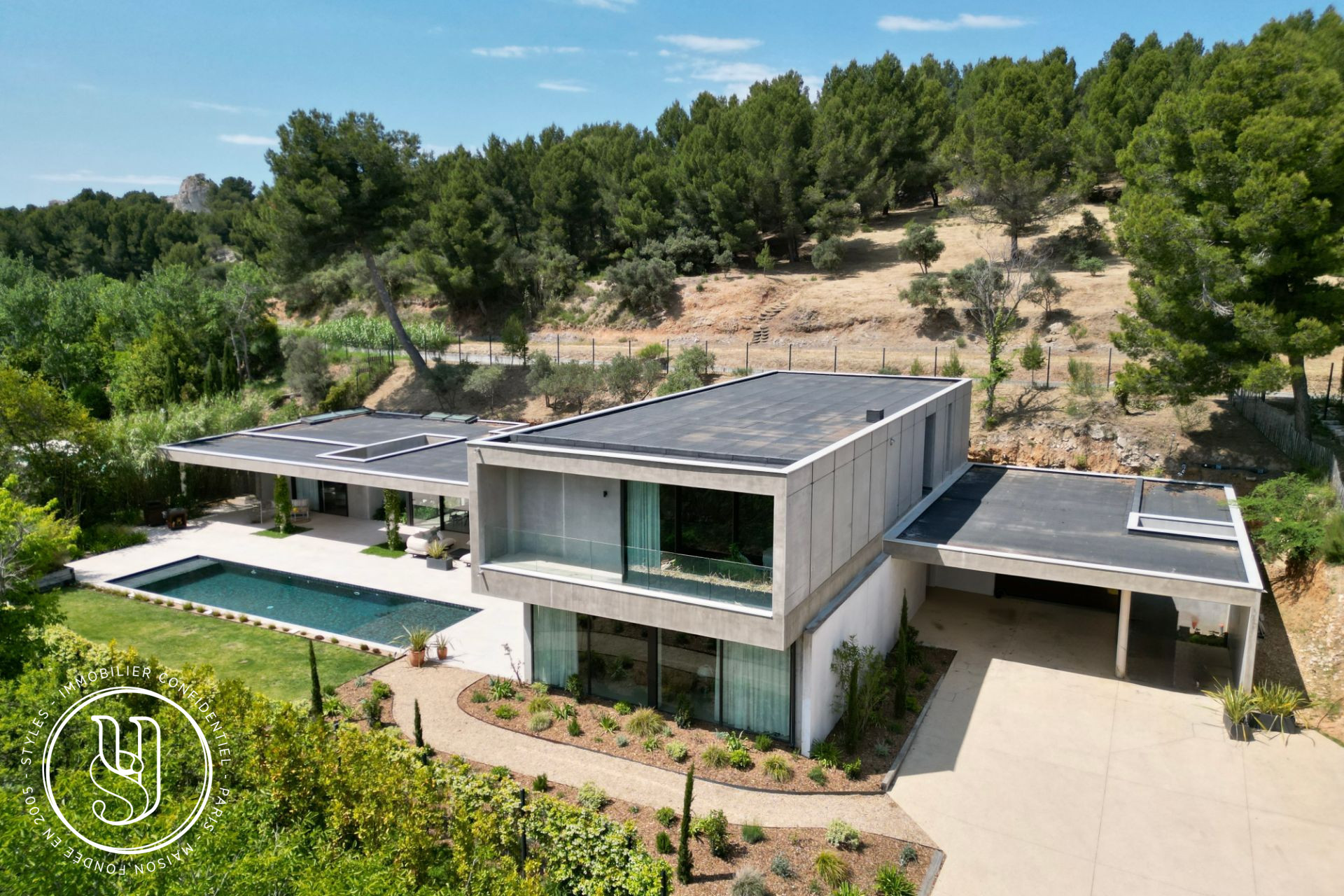 Maussane-les-Alpilles - close to the center on foot, quiet, a concrete/glass vessel - image 3