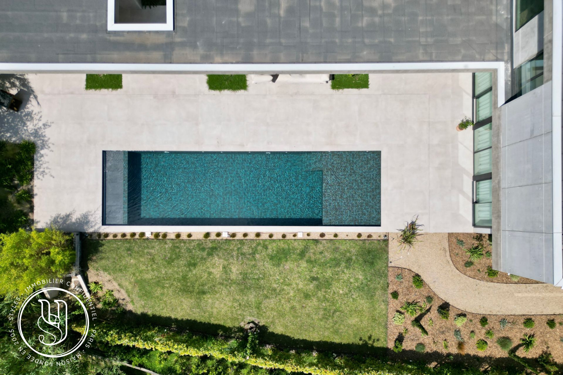 Maussane-les-Alpilles - close to the center on foot, quiet, a concrete/glass vessel - image 13