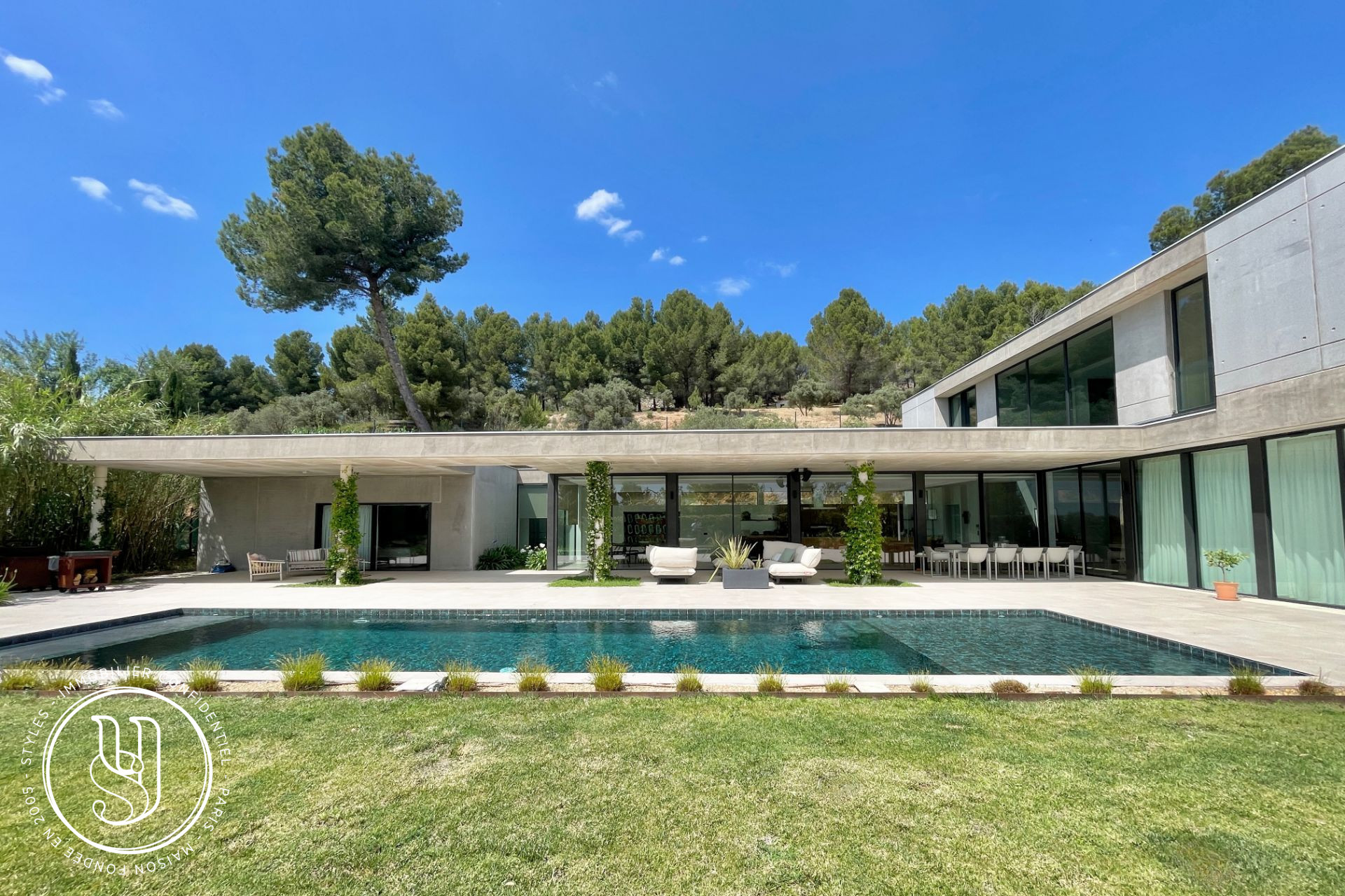 Maussane-les-Alpilles - close to the center on foot, quiet, a concrete/glass vessel - image 9