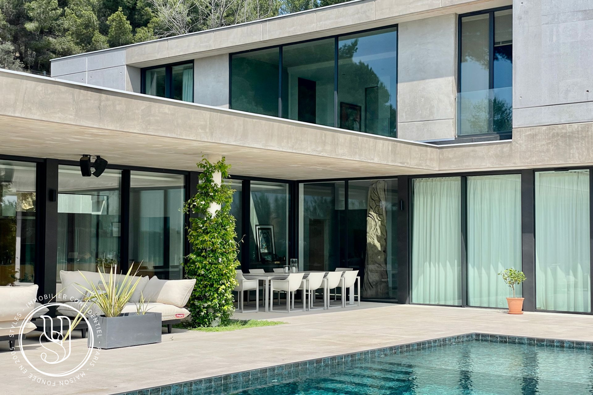 Maussane-les-Alpilles - close to the center on foot, quiet, a concrete/glass vessel - image 17