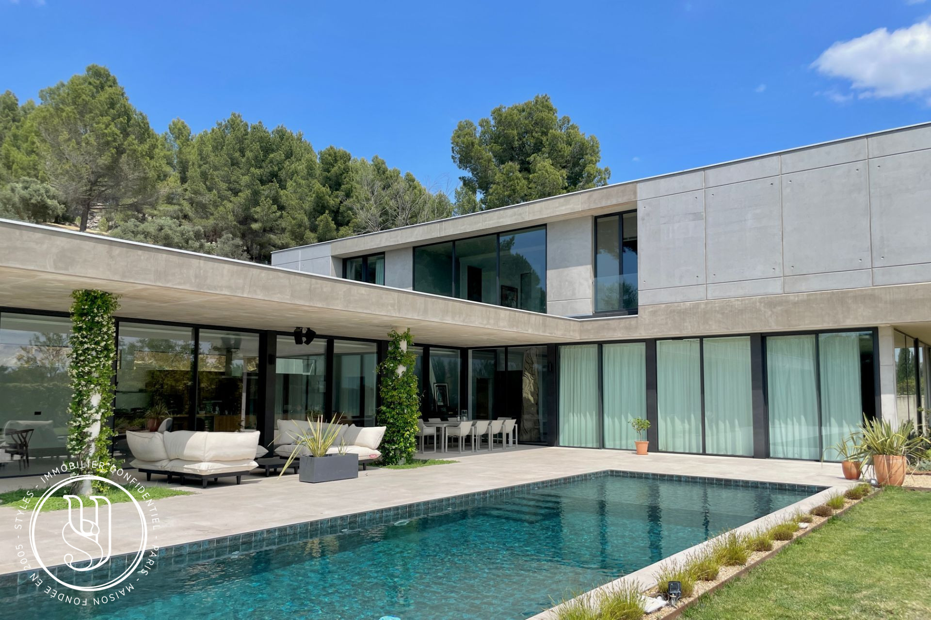 Maussane-les-Alpilles - close to the center on foot, quiet, a concrete/glass vessel - image 11