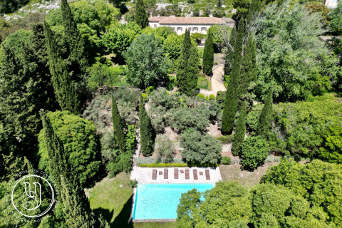 Saint-Rémy-de-Provence - exceptional provençal bastide located in the heart of the Alpi - image 1
