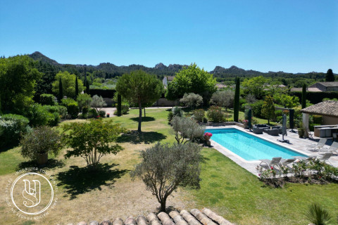Saint-Rémy-de-Provence - close to the center and views onto les Alpilles - image 1
