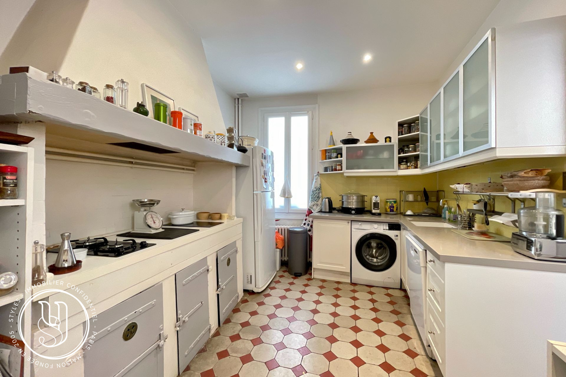 Montpellier - historical center - a large bright apartment - image 13