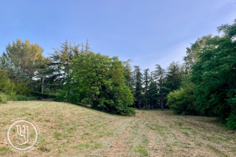 Uzès - 1000 m from the historic center, beautiful wooded building plo - image 1
