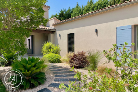 Maussane-les-Alpilles - Luxury villa, light and softness in the heart of the village - image 1