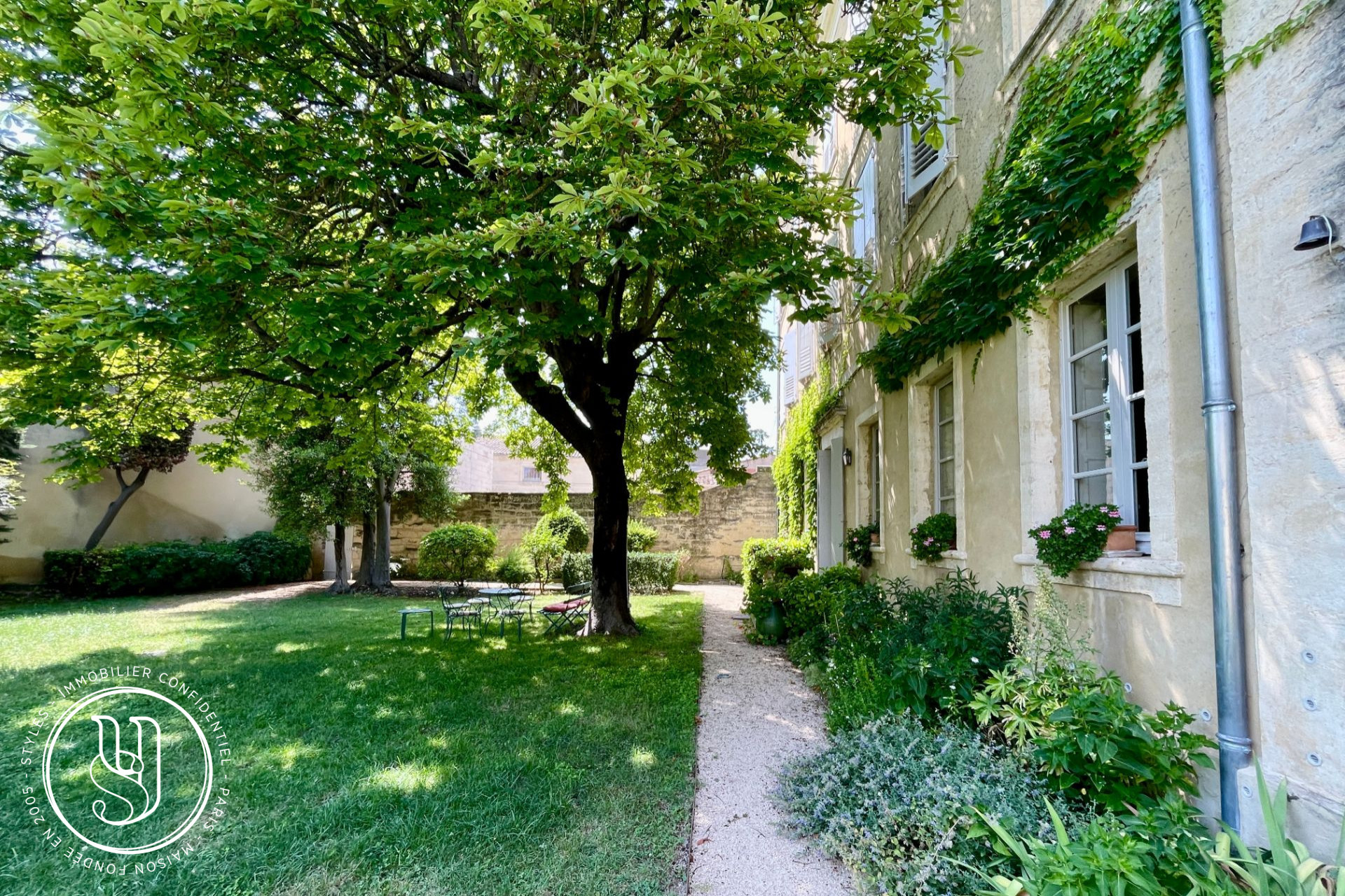 Uzès - center, stunning manor house with an elevator and garage - image 10