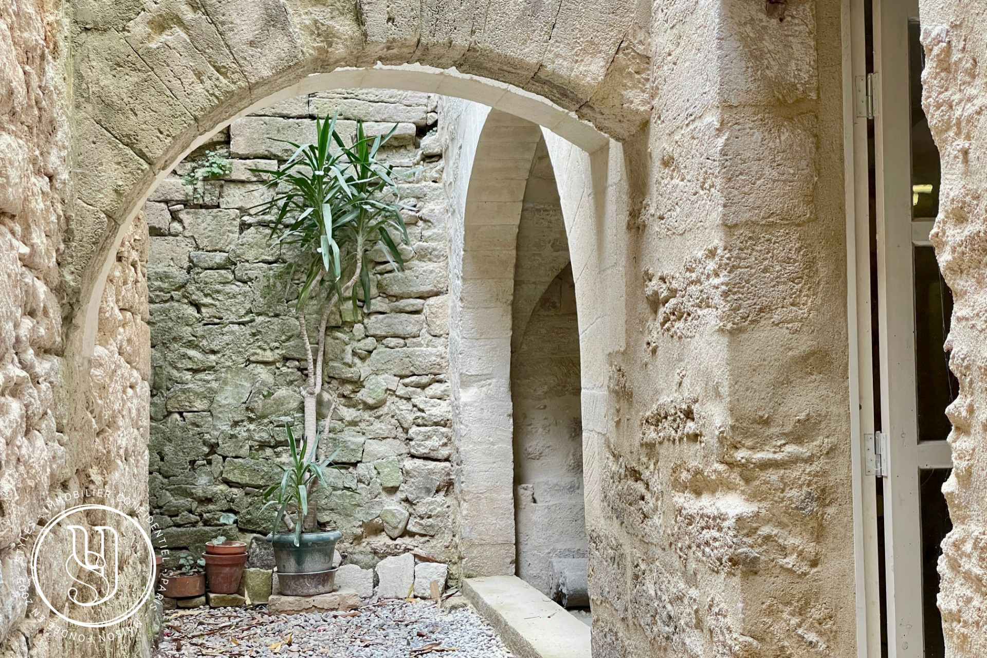 Uzès - historic center, a beautiful project with courtyard and terrac - image 14