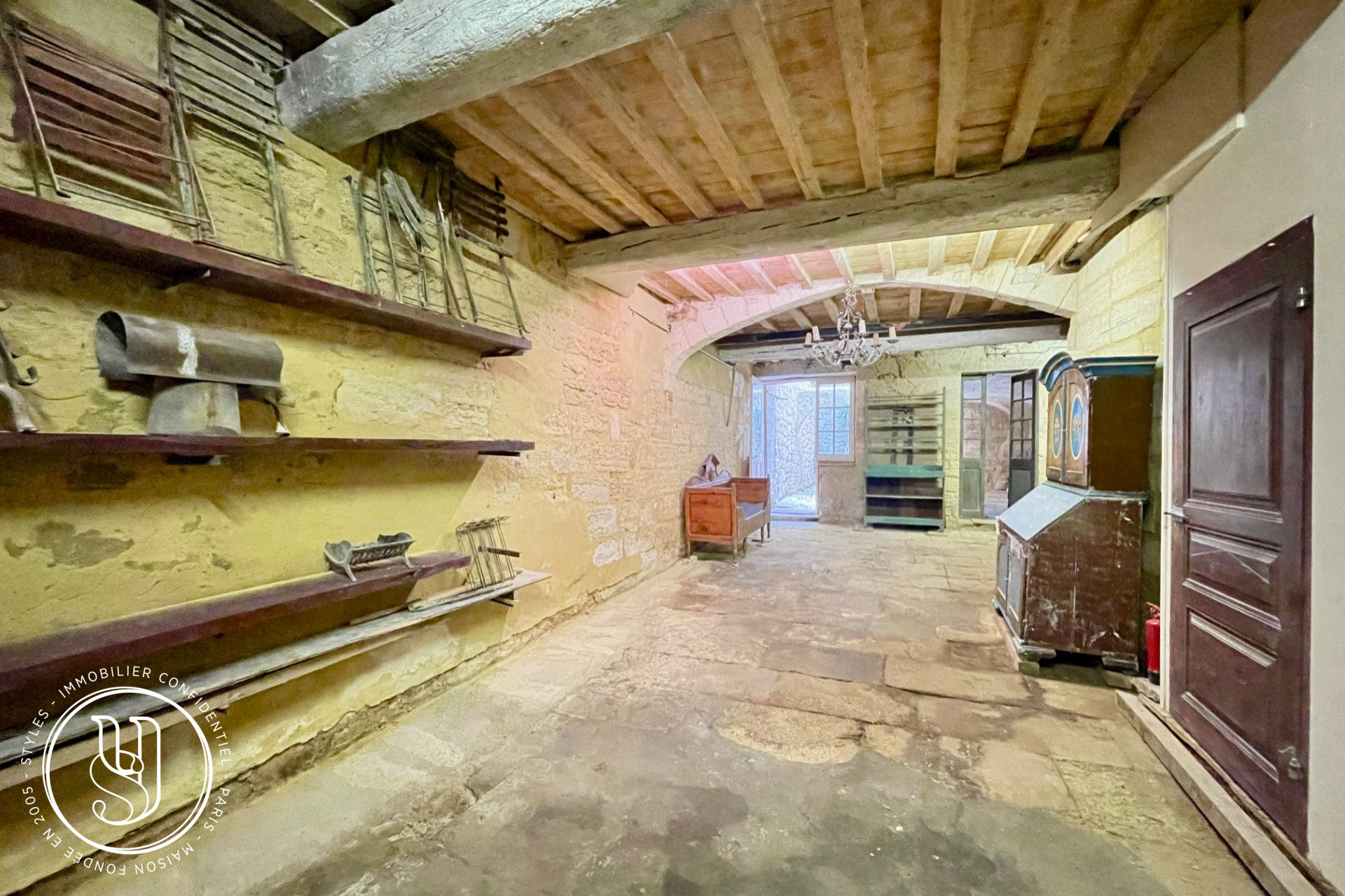 Uzès - historic center, a beautiful project with courtyard and terrac - image 16