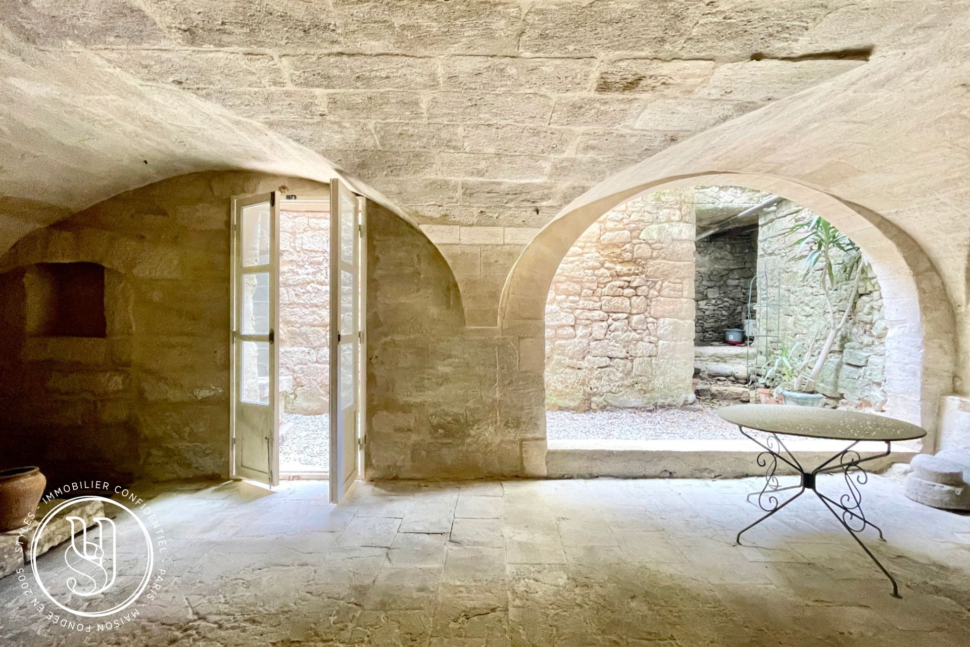 Uzès - historic center, a beautiful project with courtyard and terrac - image 2