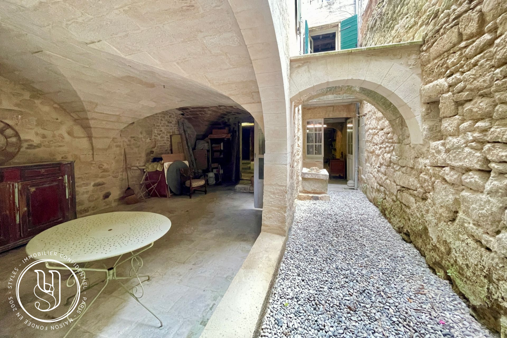 Uzès - historic center, a beautiful project with courtyard and terrac - image 7