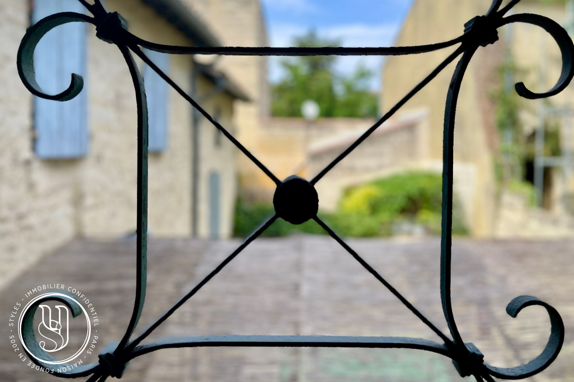 Uzès - historic center, a beautiful project with courtyard and terrac - image 9
