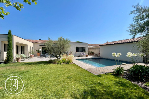 Saint-Rémy-de-Provence - Une villa contemporaine d''exception face aux Alpilles - image 1