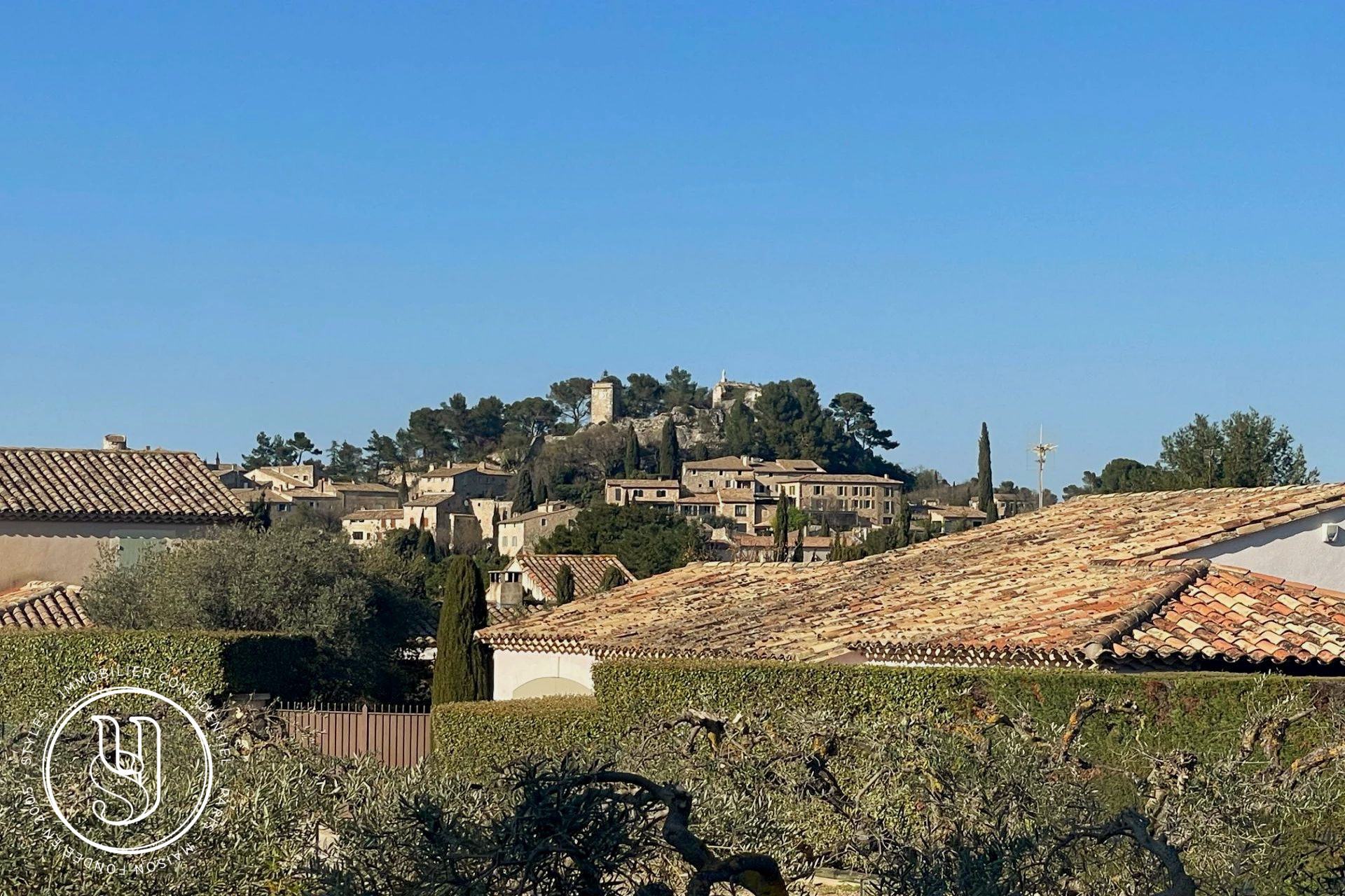 Eygalières - Maison en pierres avec fort potentiel locatif - image 1