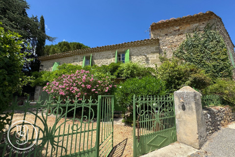 Uzès - proche, exclusivité, une charmante maison en pierres avec jard - image 1
