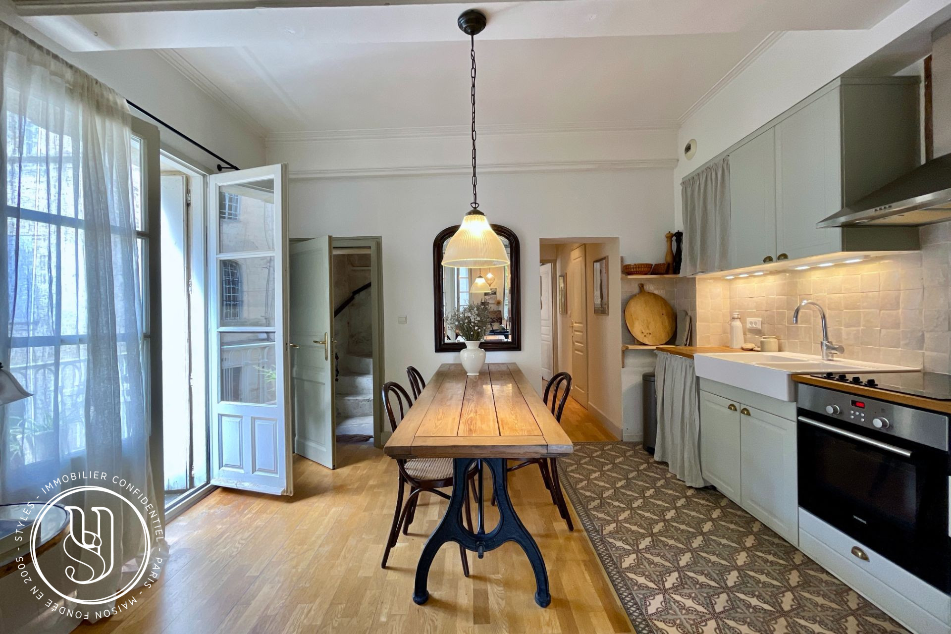Uzès - herb square, sold, unique location, first floor - image 4