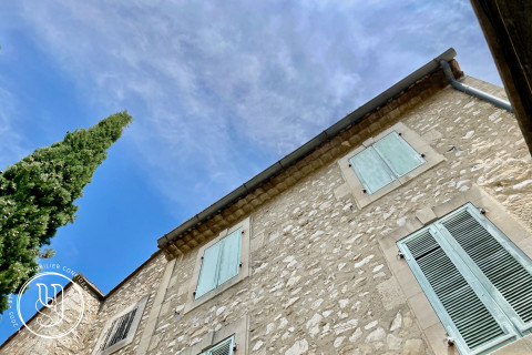 Eygalières - Maison en pierres avec fort potentiel locatif - image 1