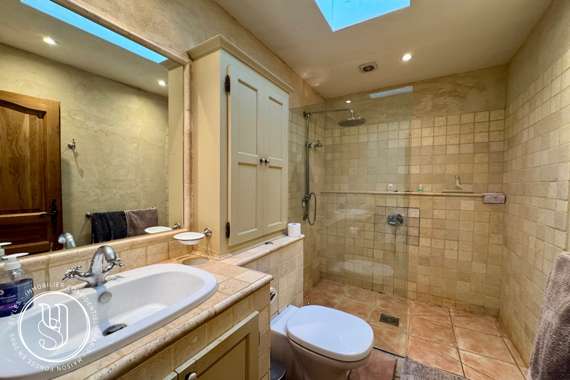 Uzes - Sold by S T Y L E S, nearby - An irresistibly charming propert - image 13