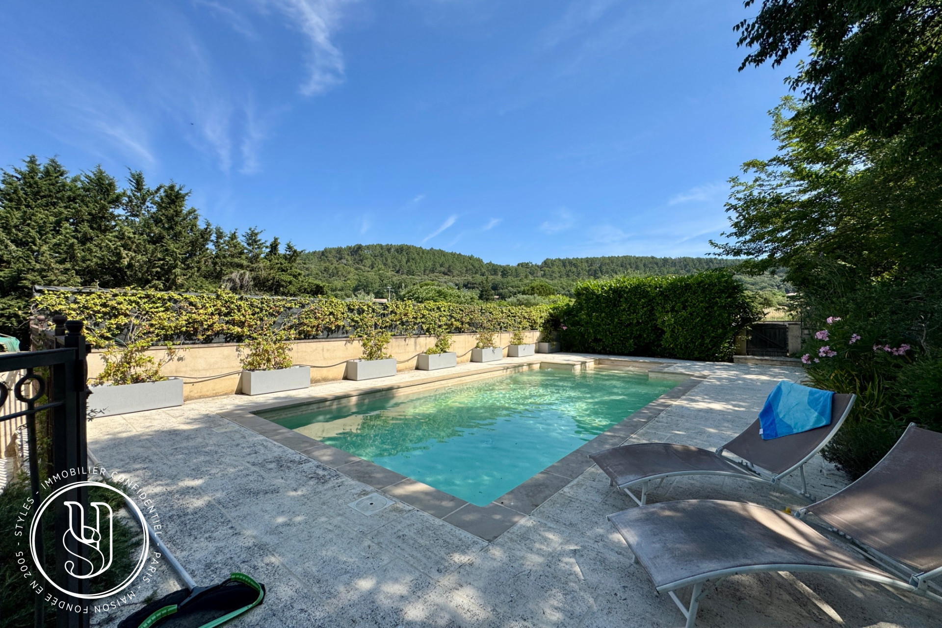 Uzes - Sold by S T Y L E S, nearby - An irresistibly charming propert - image 4