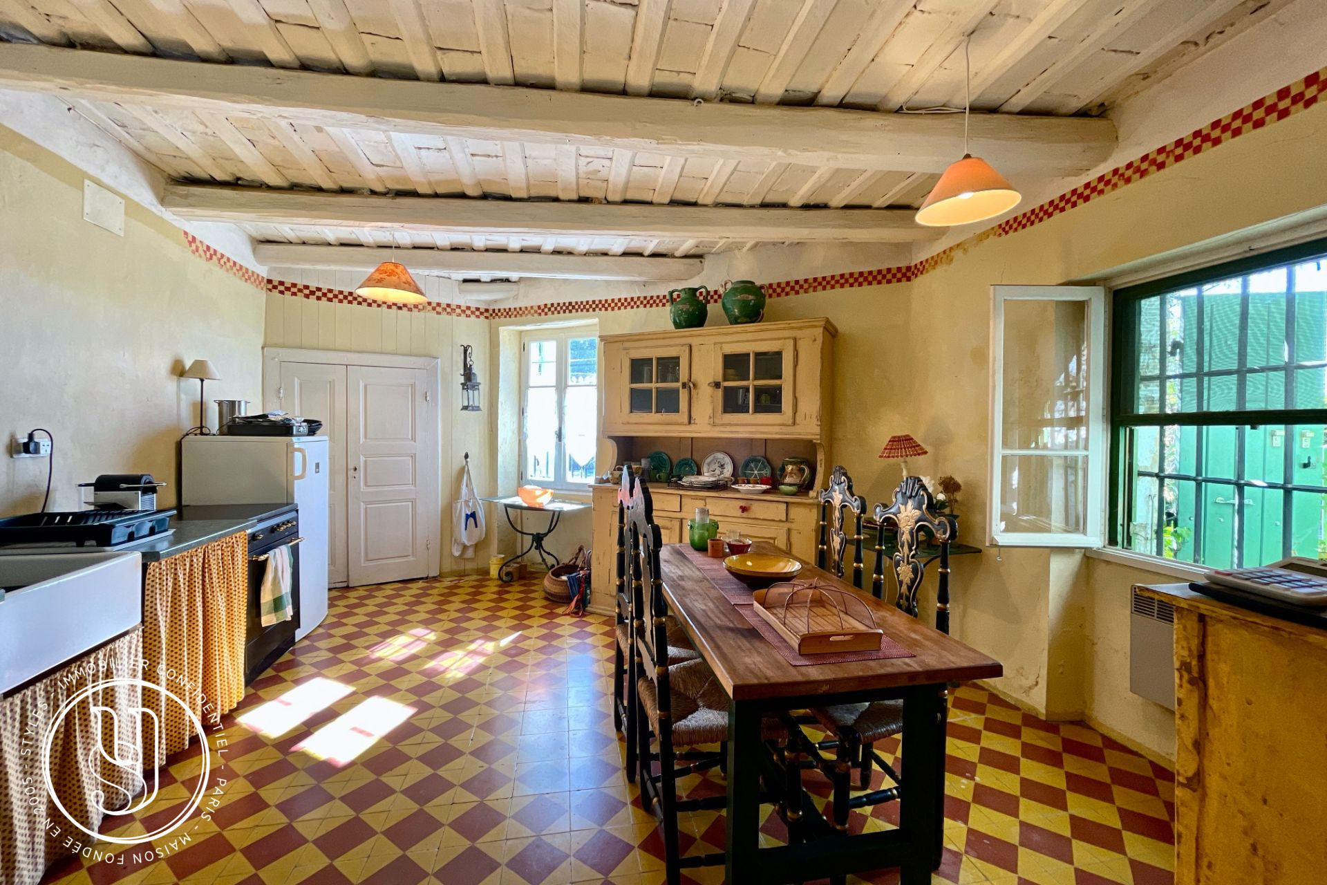 Uzès - close, exclusive, a charming stone house with garden and swimm - image 11