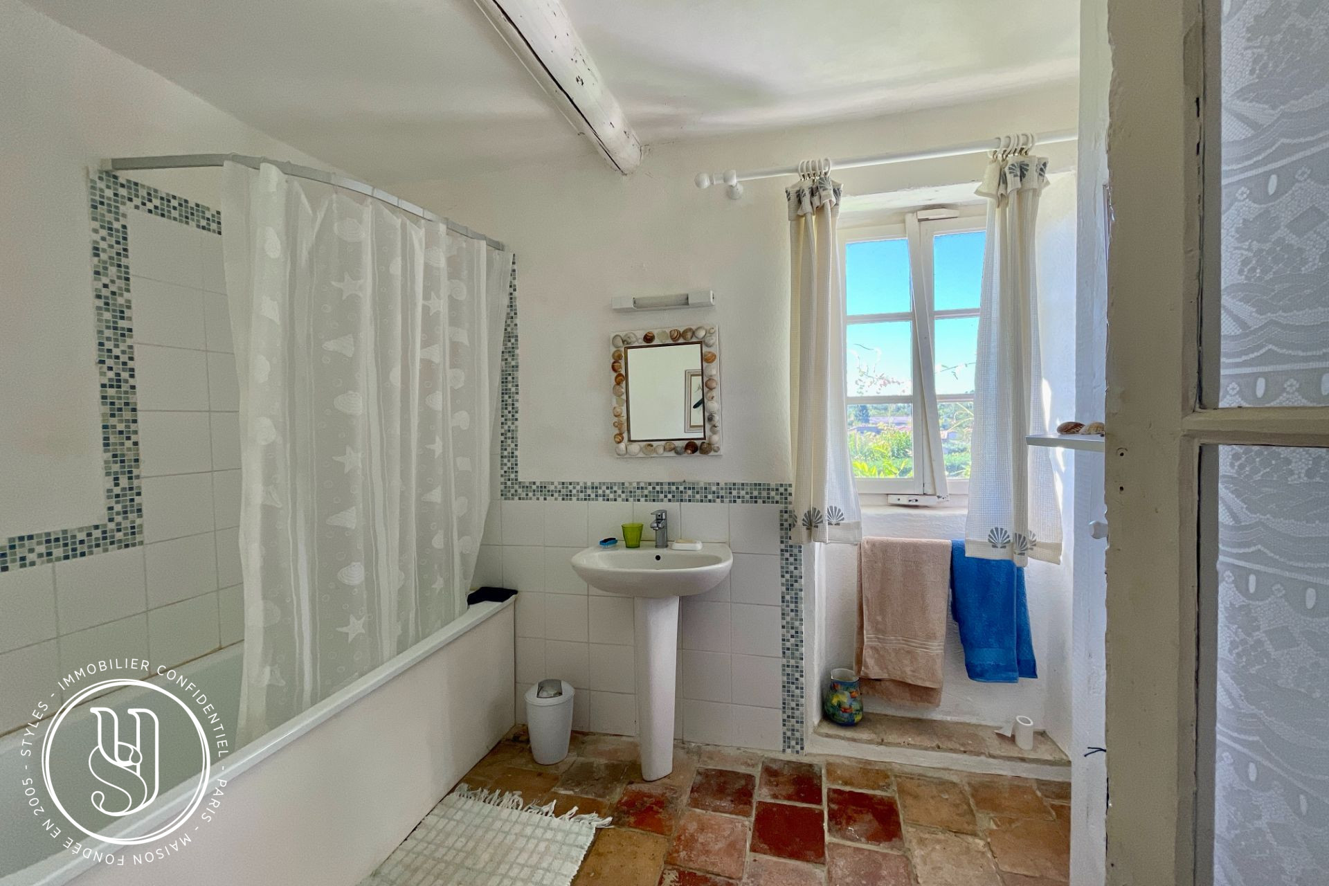 Uzès - close, exclusive, a charming stone house with garden and swimm - image 14