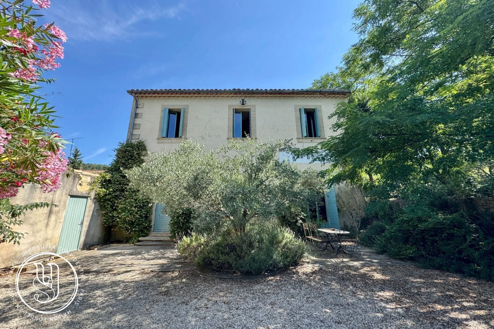 Uzes - Sold by S T Y L E S, nearby - An irresistibly charming propert - image 6