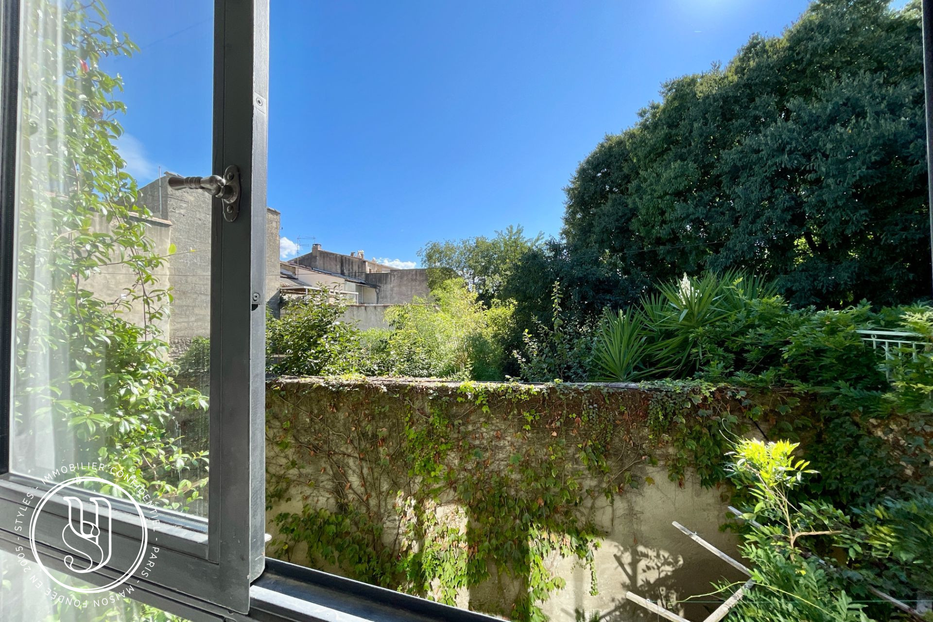 Uzès - center - a charming renovated townhouse - image 4