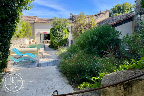 Uzès - A rural feel in the center of Uzès - image 1