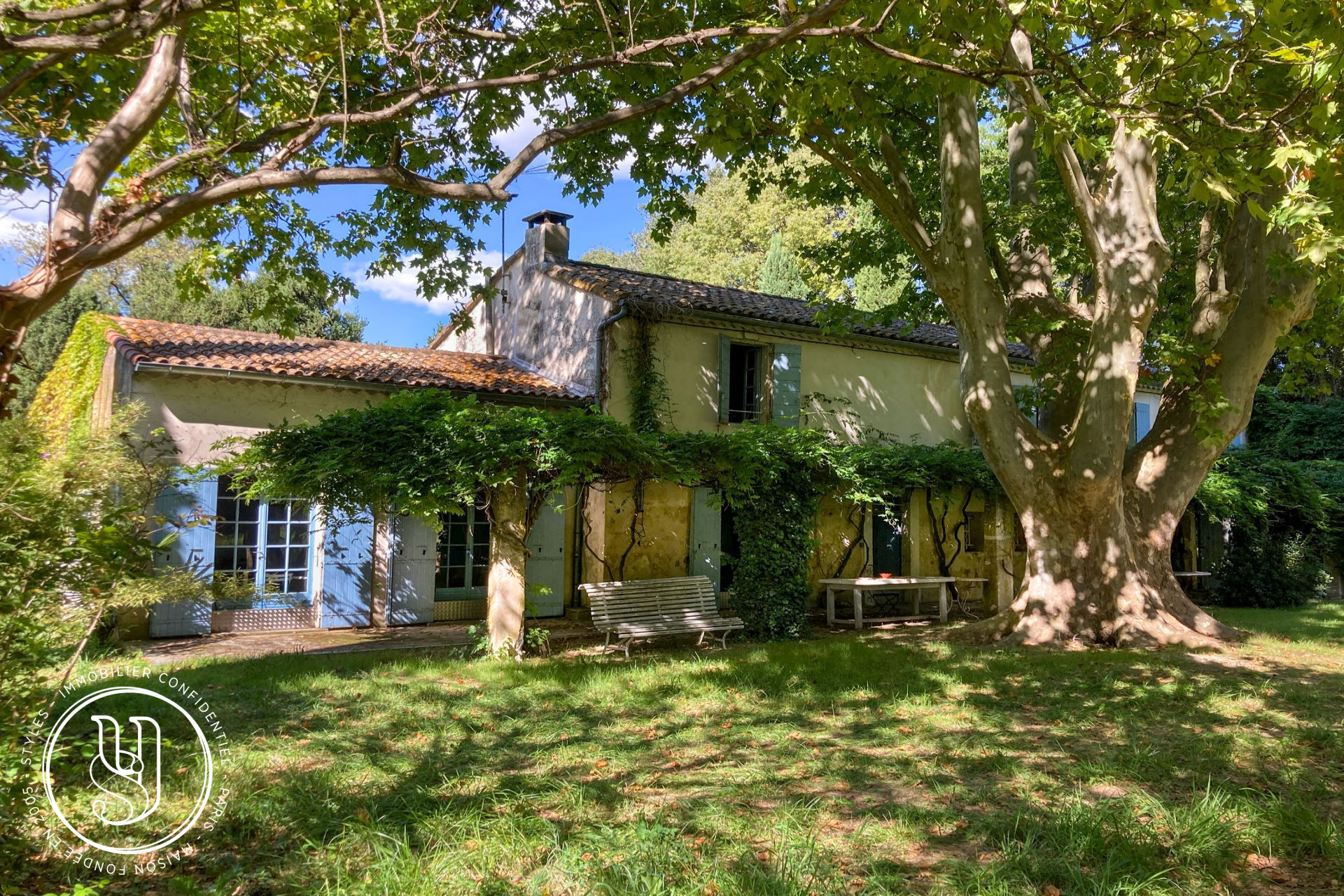 Saint-Rémy-de-Provence - Provençal farmhouse with rare potential - image 5