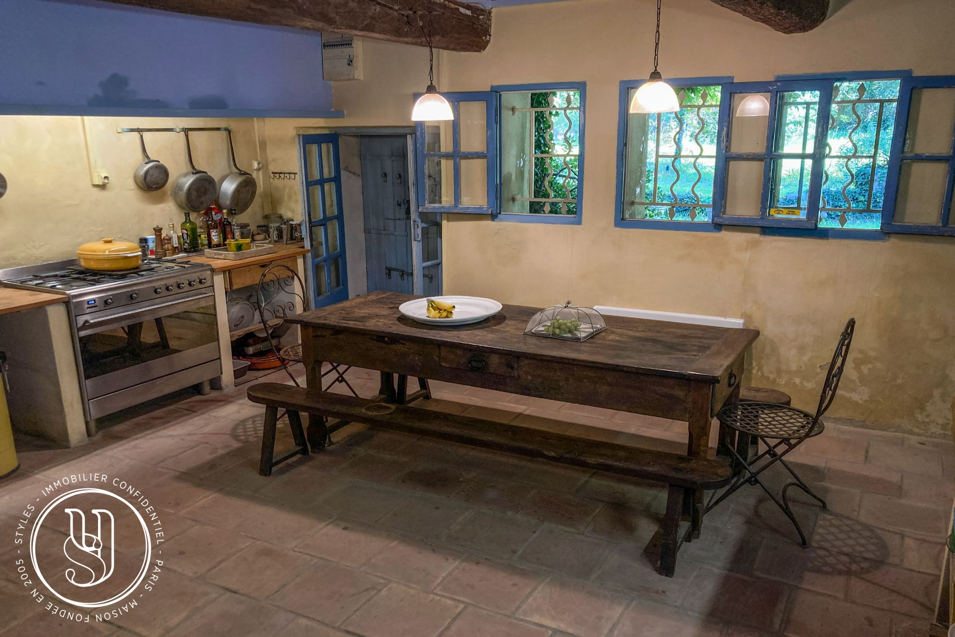 Saint-Rémy-de-Provence - Provençal farmhouse with rare potential - image 7