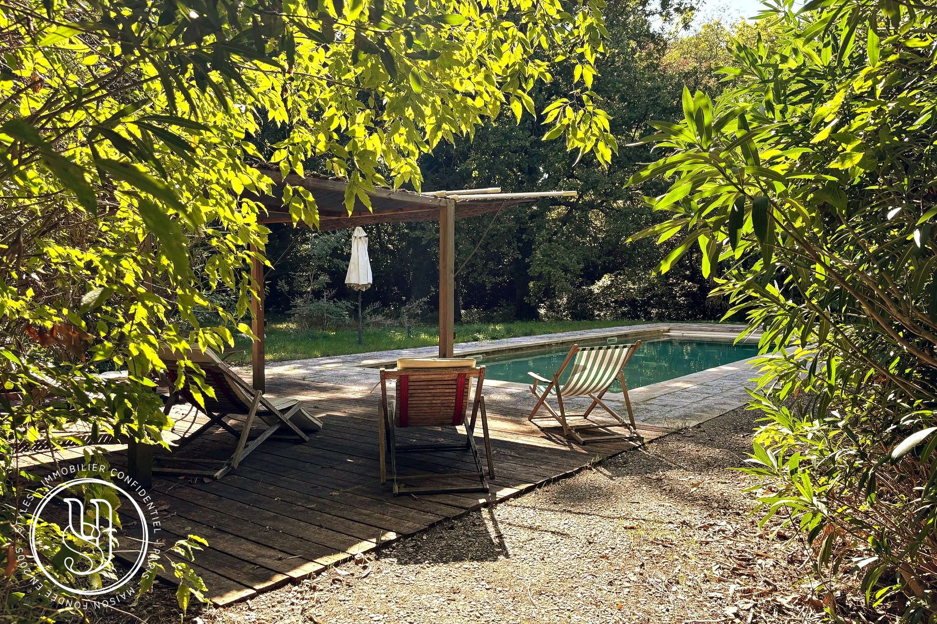 Saint-Rémy-de-Provence - Provençal farmhouse with rare potential - image 9