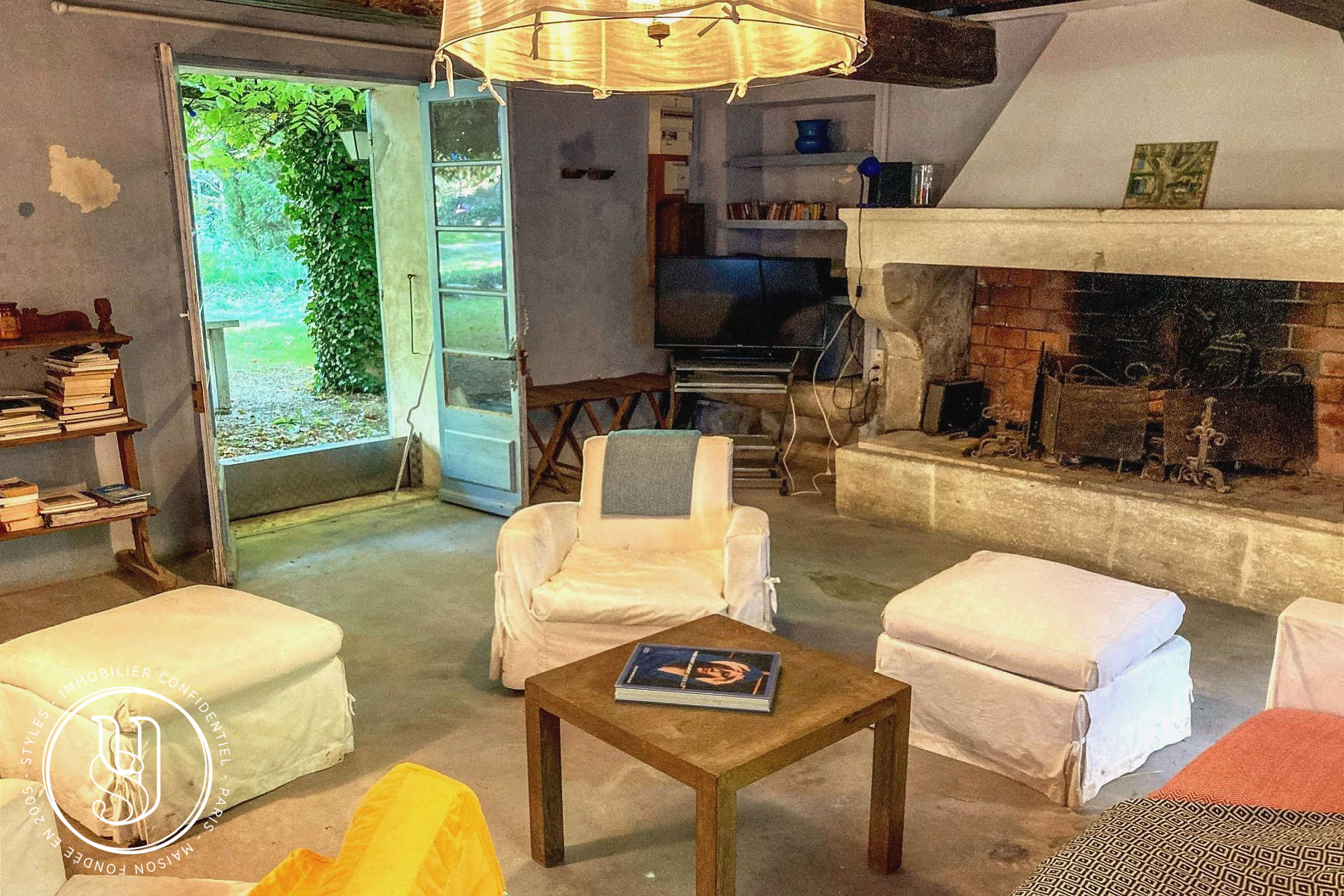 Saint-Rémy-de-Provence - Provençal farmhouse with rare potential - image 2