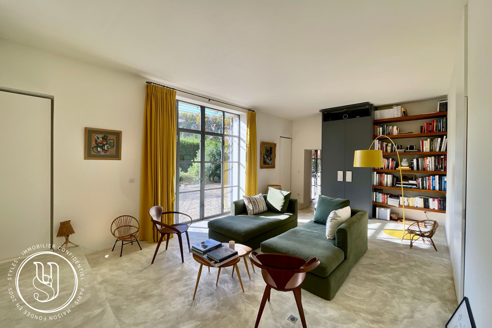 Saint-Rémy-de-Provence - A fully renovated Provençal farmhouse - image 2