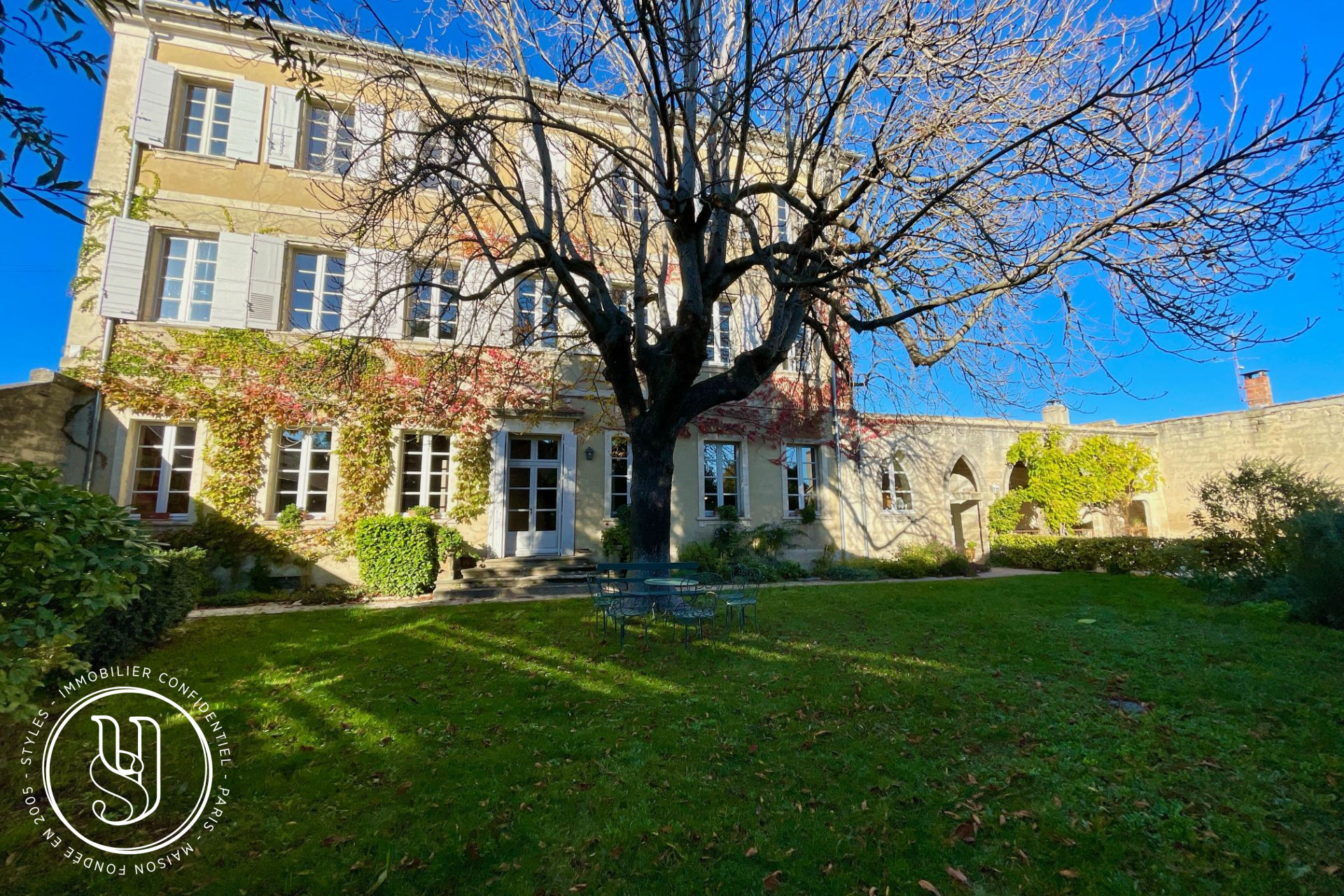 Uzès - center, stunning manor house with an elevator and garage - image 8