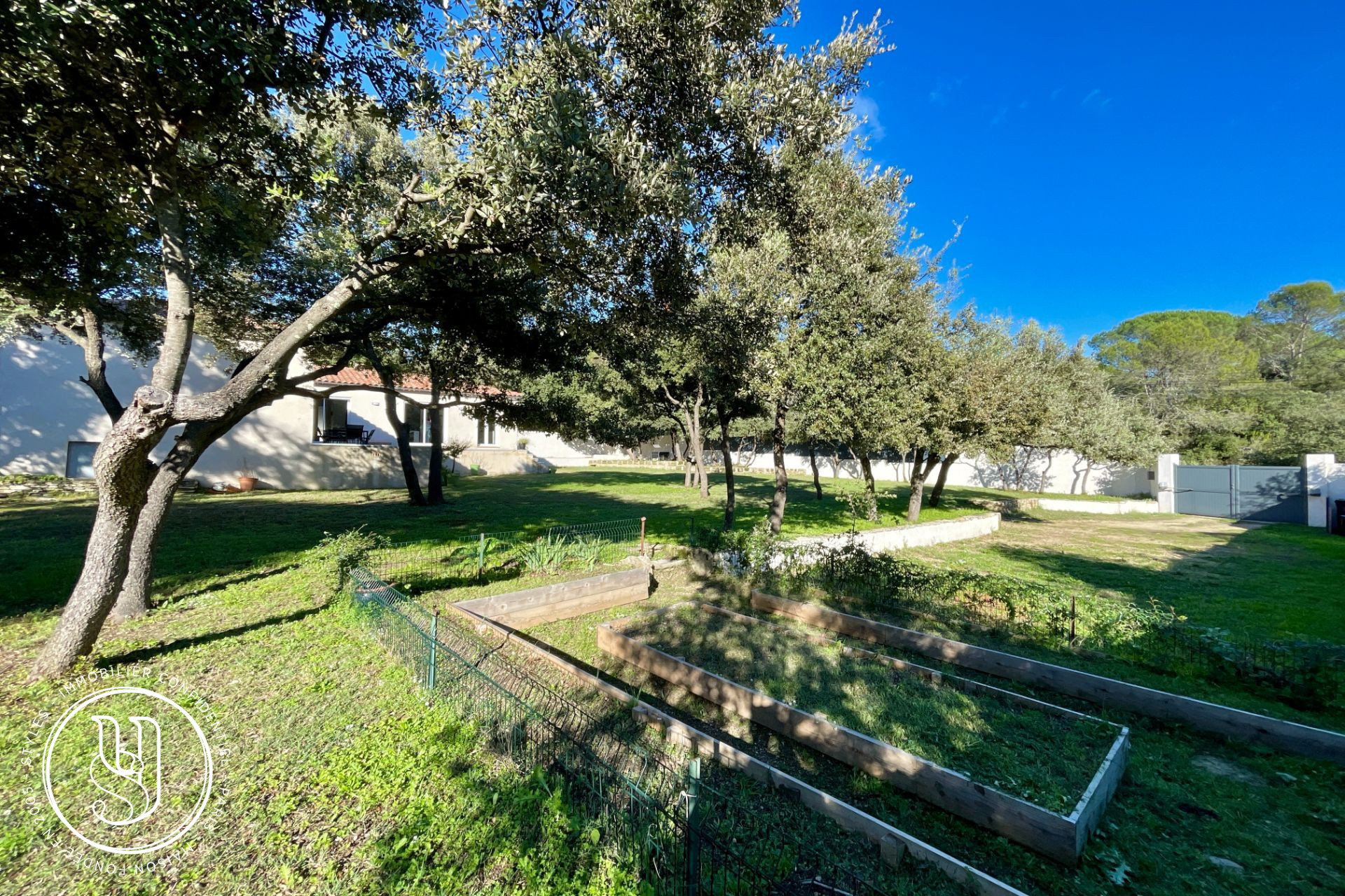 Uzès - close to the city center, a modern house. - image 5