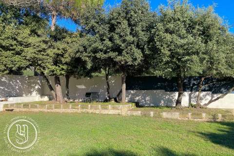 Uzès - close to the city center, a modern house. - image 1