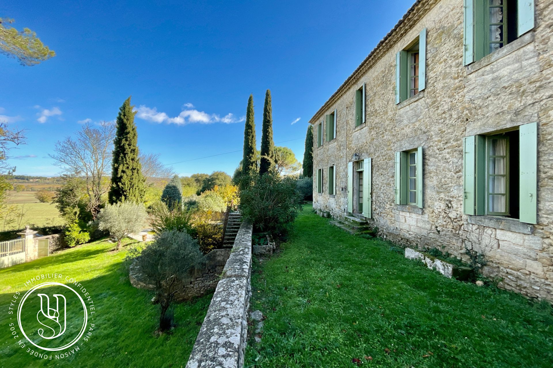 Uzès - immediate vicinity, for sale, a bastide with a unique atmosphe - image 3