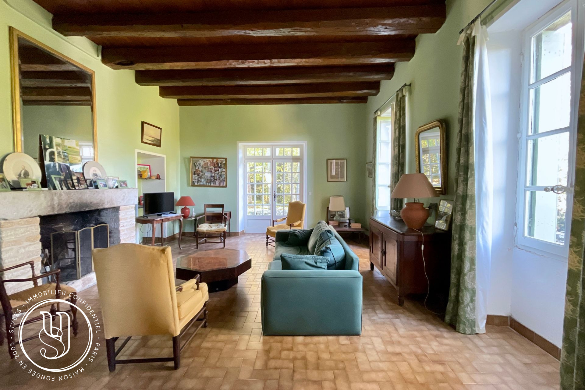 Uzès - immediate vicinity, for sale, a bastide with a unique atmosphe - image 6