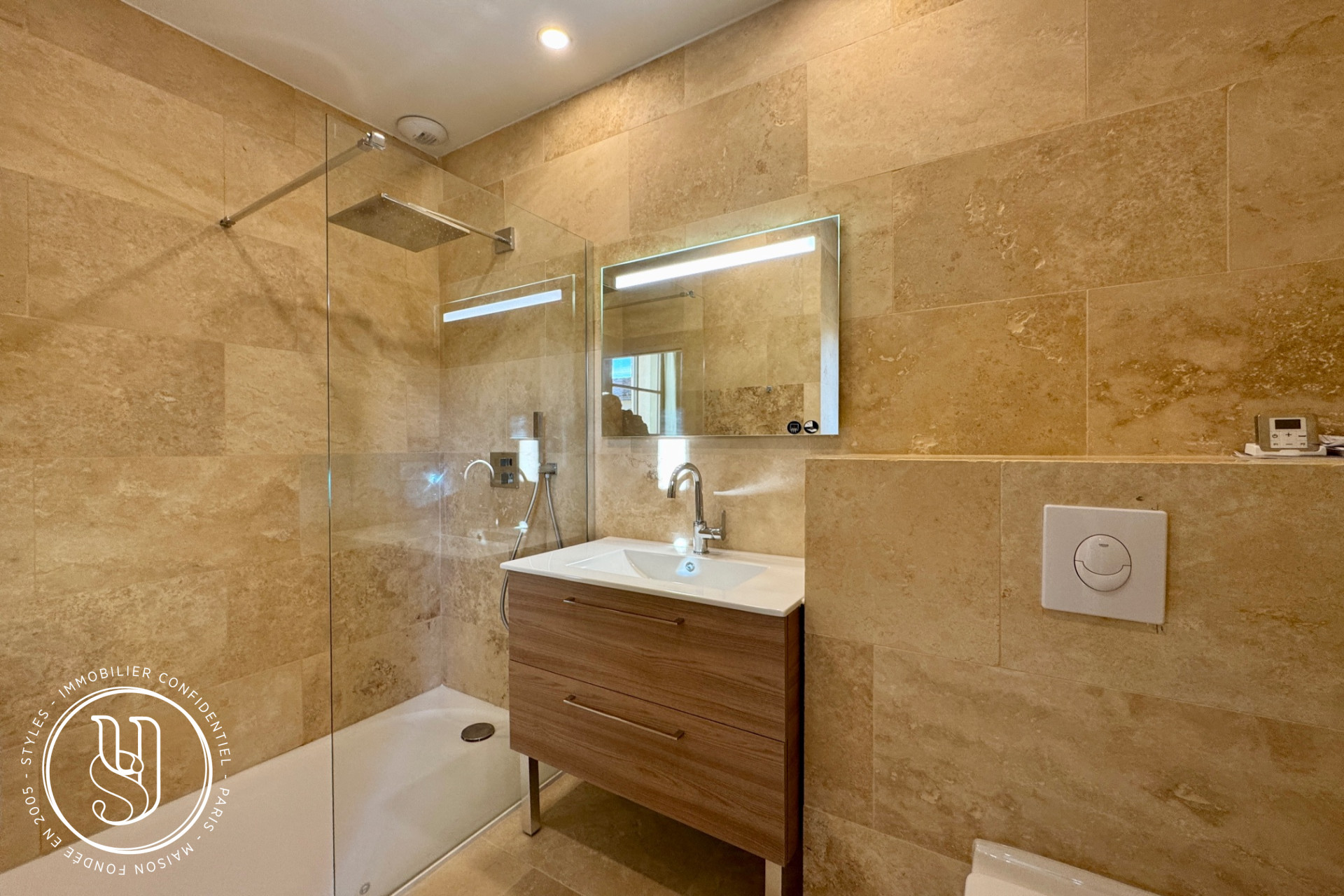 Uzès - center, P3 apartment in a secure residence with a swimming poo - image 10