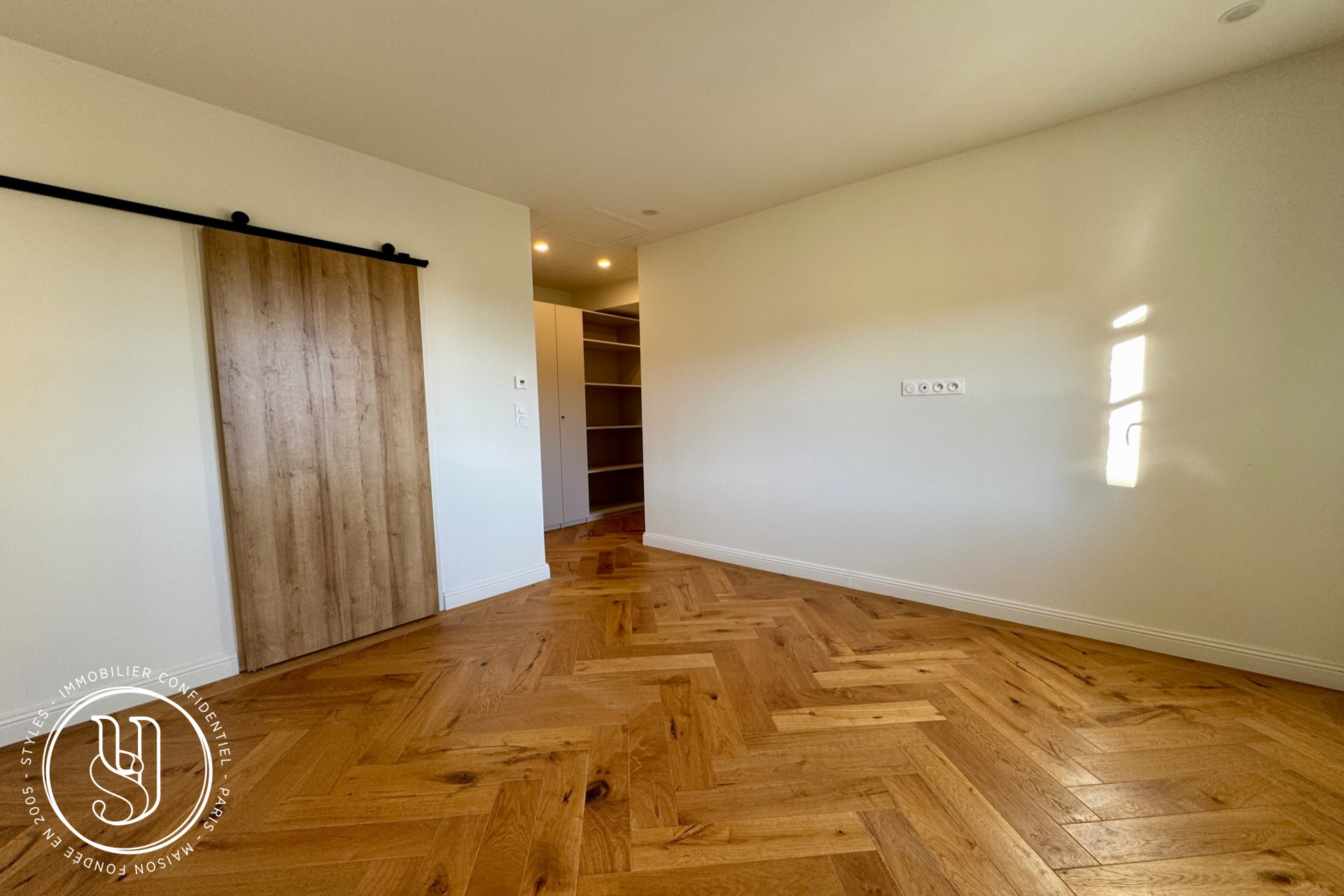 Uzès - center, P3 apartment in a secure residence with a swimming poo - image 2
