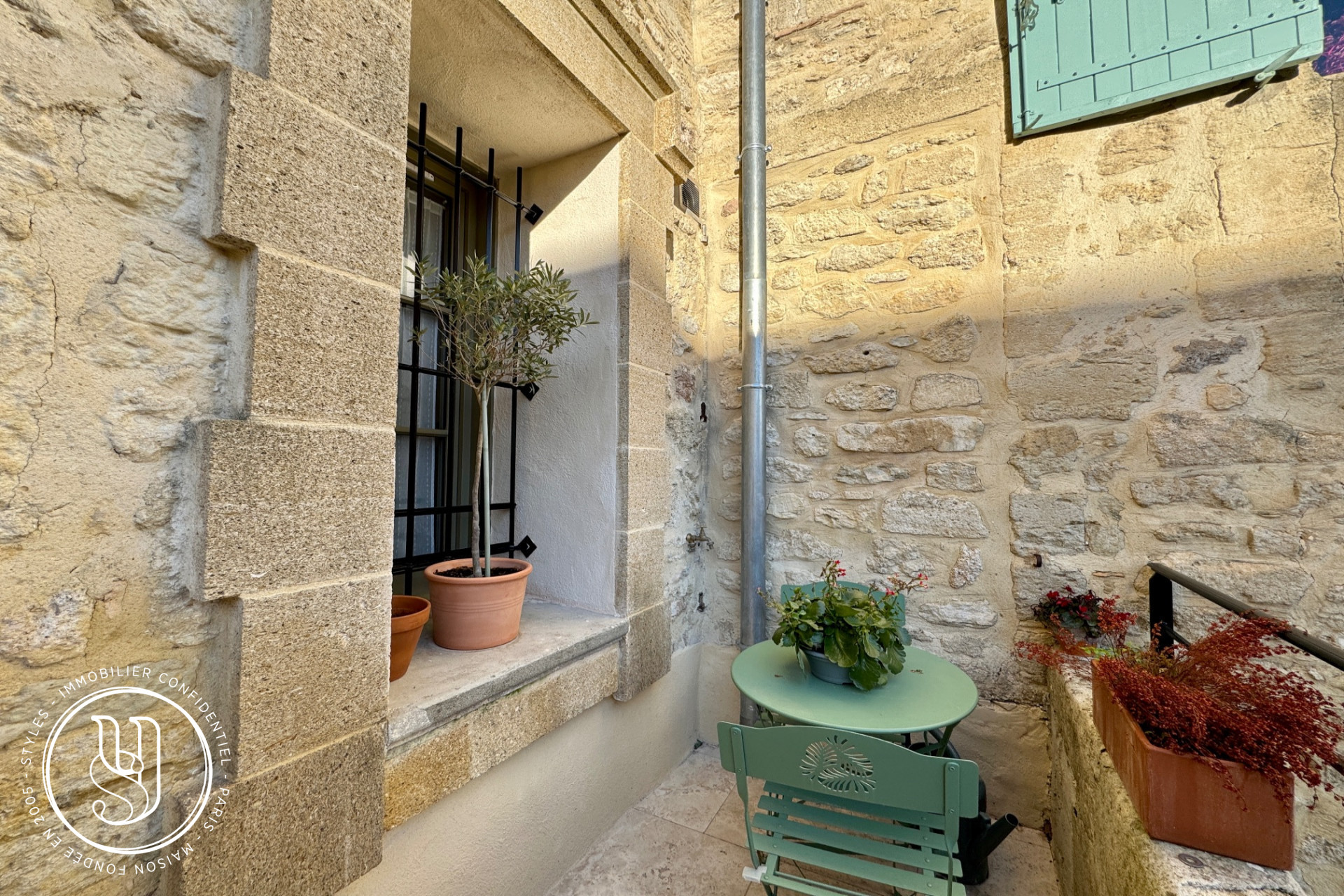 Uzès - center, P3 apartment in a secure residence with a swimming poo - image 4