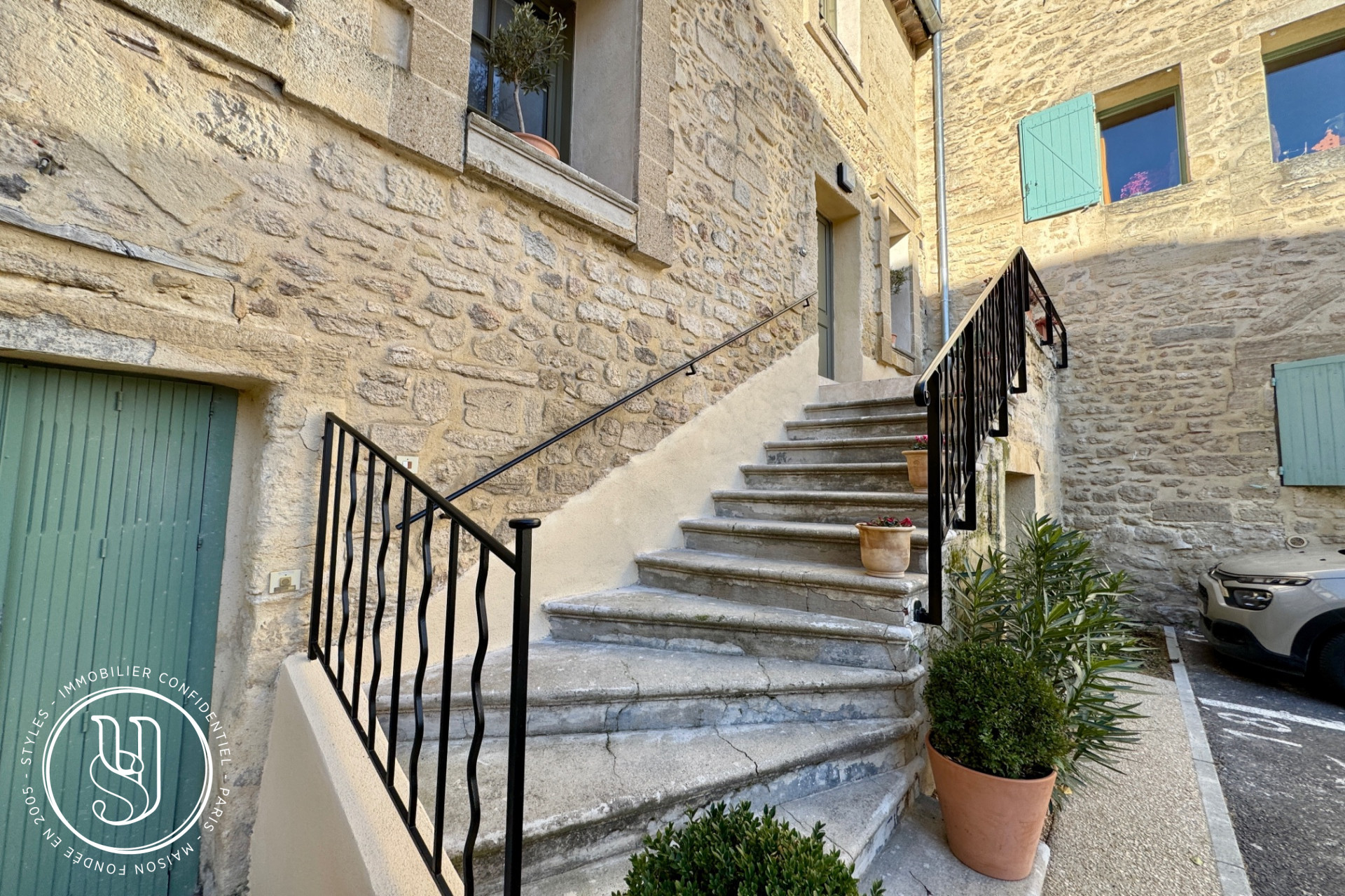 Uzès - center, P3 apartment in a secure residence with a swimming poo - image 9