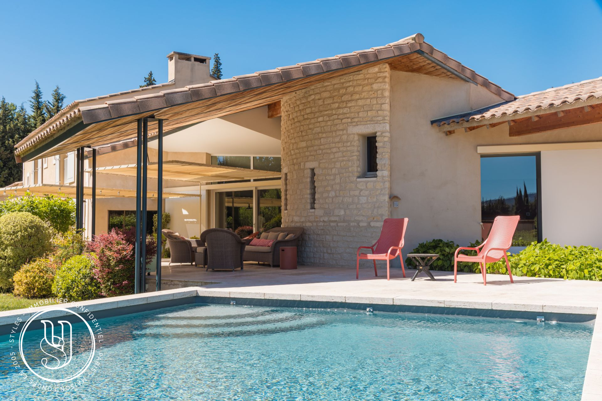 Saint-Rémy-de-Provence - Face aux Alpilles, un mas revisité dans un esprit moderne - image 12